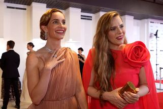 Tyhle šaty jsou opravdu ve stejné barevné tónině? Hana Vagnerová a Petra Nesvačilová se prý neplánovaně sladily - Super.cz